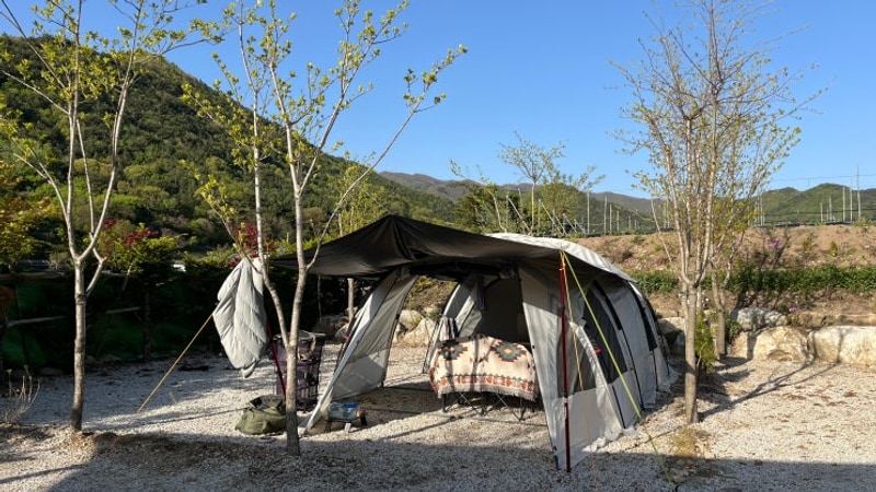 전북 무주 양지뜰캠핑장 I 온수 콸콸 계곡 앞 깨끗한 캠핑장...