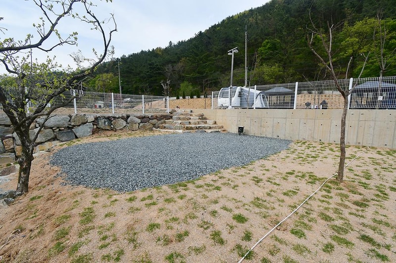 내를 건너서 숲으로 캠핑장 시설 사진 1