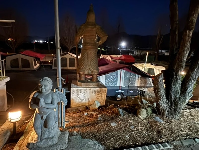 서울 근교 폐교 캠핑장 파주 캠핑 엔조이: I enjoy camping.