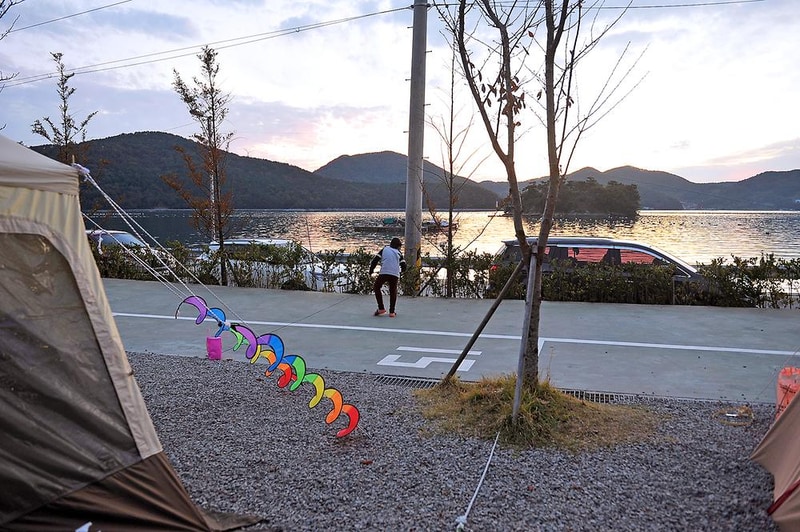 푸른바다와 캠핑 시설 사진 5