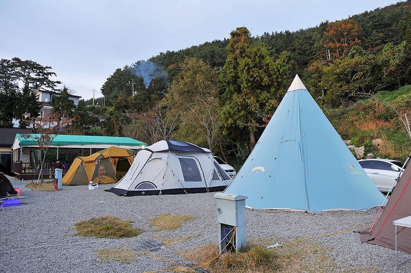 푸른바다와 캠핑 시설 사진 4