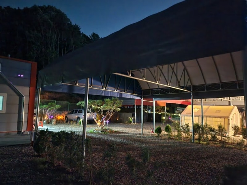 파주 캠핑장 날씨 걱정없도록... 타프 설치된 파주 성수캠핑장