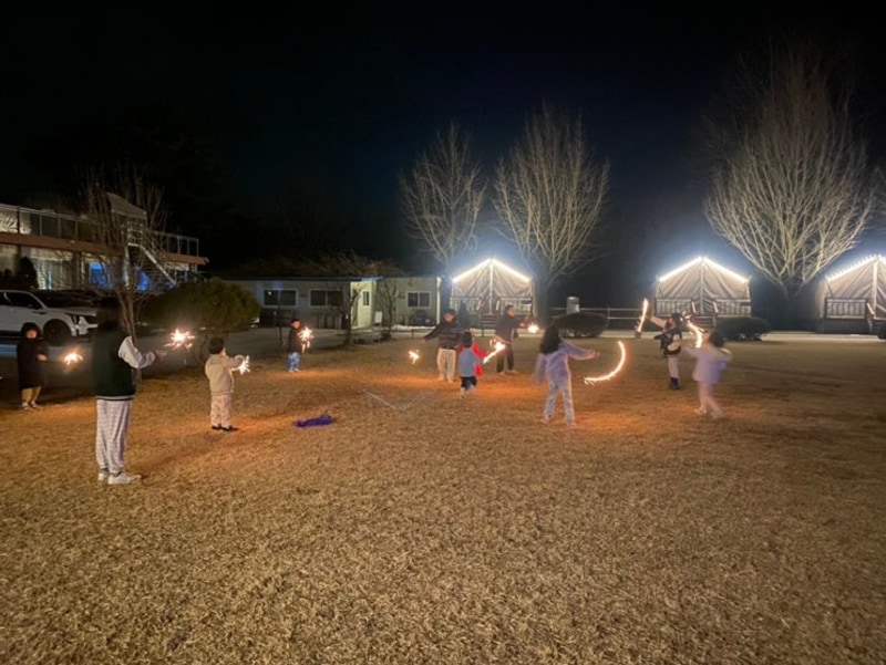 공주)넓은 운동장이 매력적인 공주 글램핑장 단체펜션 공주북캠프