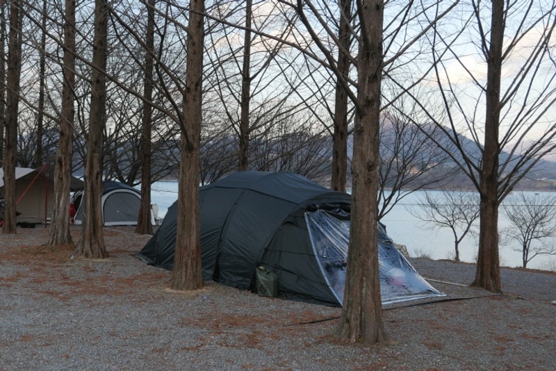 고요한 호수 뷰를 가진 충주 제천 청풍호반 캠핑장