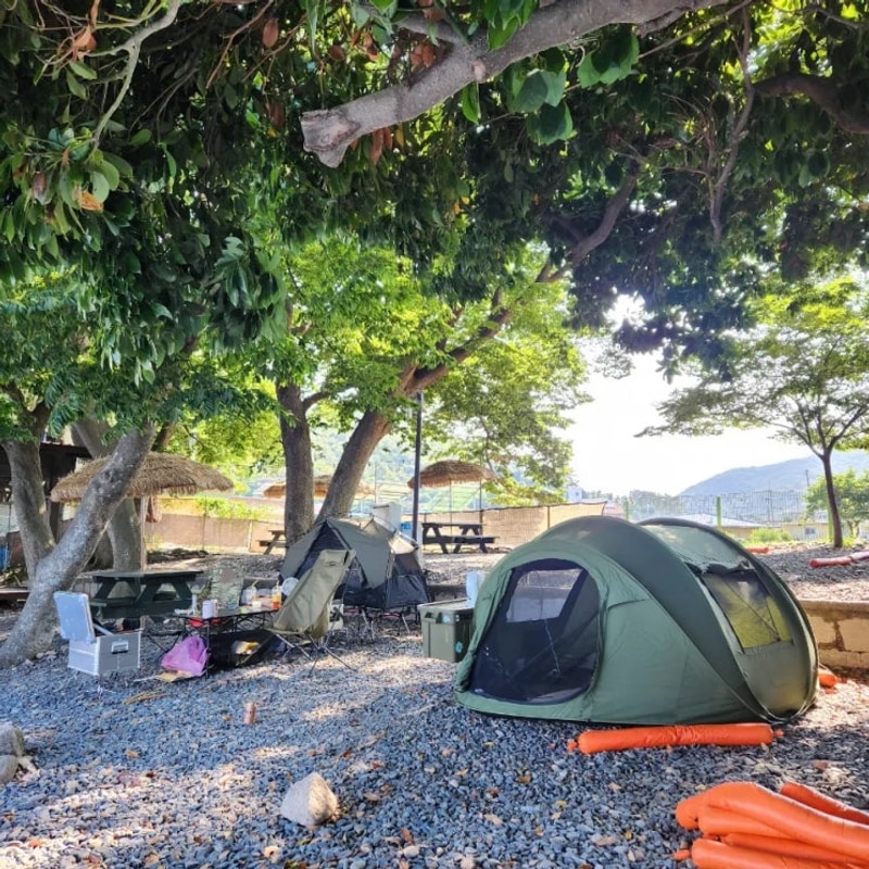 경남 남해 캠핑, 타프가 필요... 자연 그늘 오션뷰 초전마을캠핑장