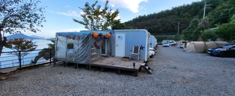 경남 고성 해해해캠핑장 할로윈캠 카라반 이용 후기