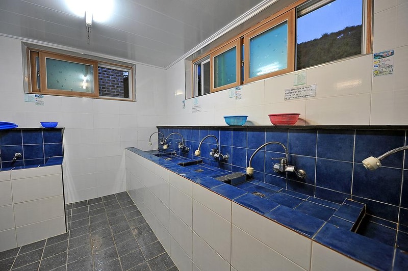 푸른바다와 캠핑 시설 사진 1