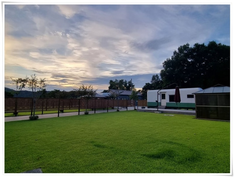 청풍카라반 청풍레이크 카라반 가을바람 속 잔디와 뷰에 반했어요