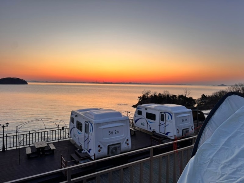 [무의도 캠핑장] “섬뜰아래” : 와이드 데크 1호, 복층 데크...