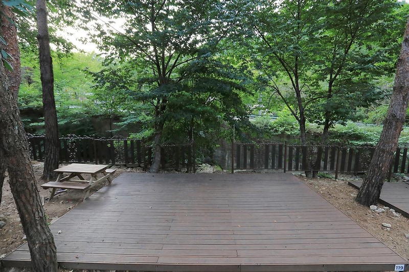 소나무숲아래 시설 사진 3