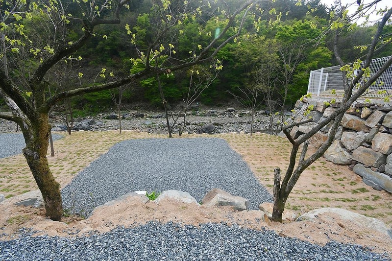 내를 건너서 숲으로 캠핑장 시설 사진 2
