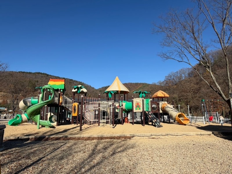 겨울 캠핑 야외 놀이터와 트램펄린이 있는 경주 산내캠핑일기