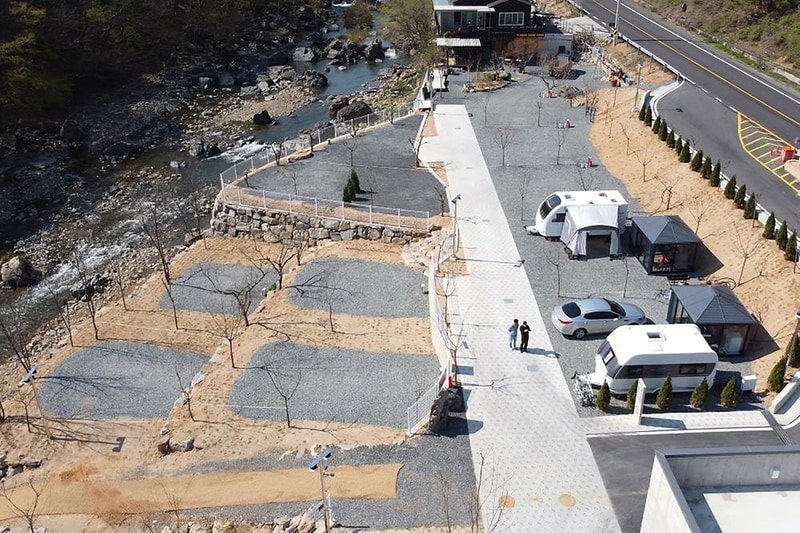 내를 건너서 숲으로 캠핑장 시설 사진 18