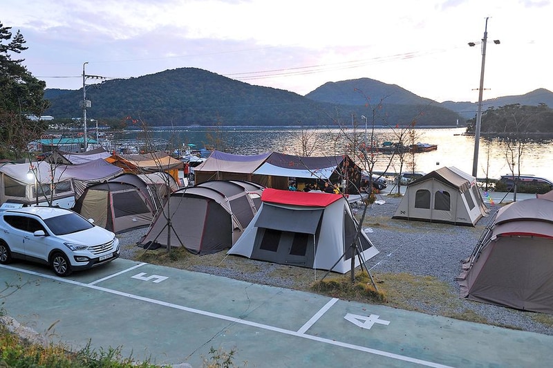 푸른바다와 캠핑 시설 사진 7