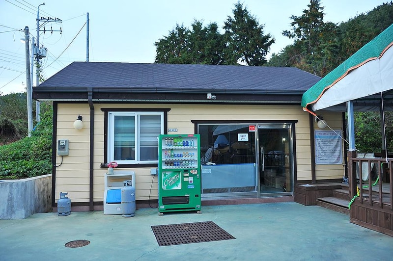 푸른바다와 캠핑 시설 사진 2