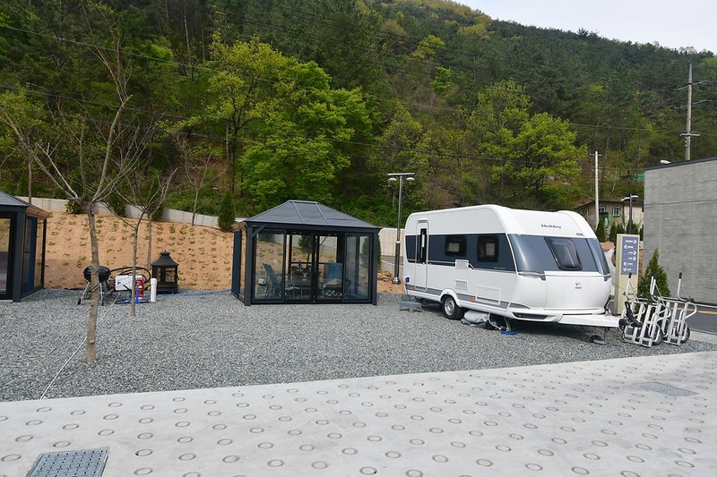 내를 건너서 숲으로 캠핑장 시설 사진 14