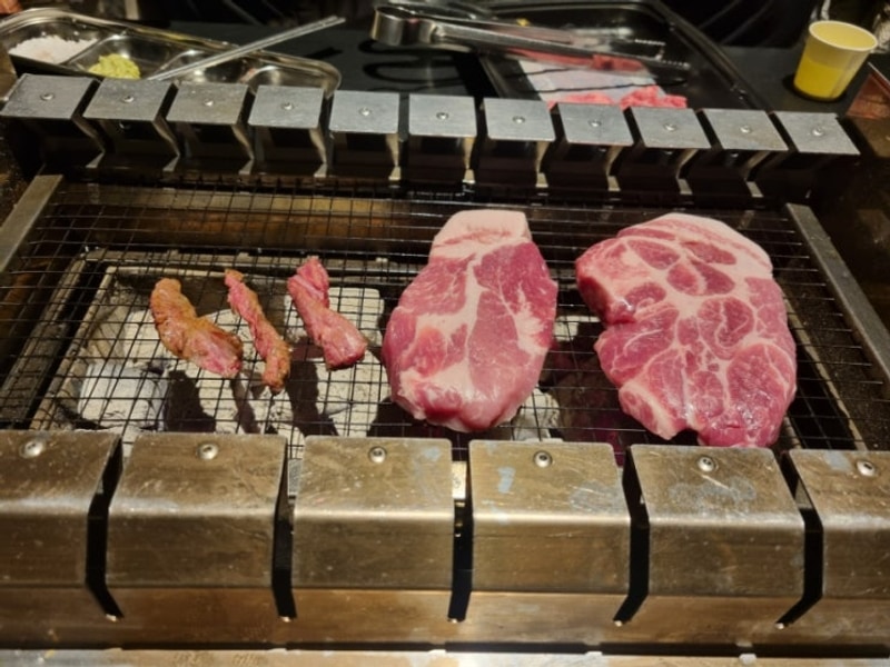 김해 도시별장, 고기 들고 입장하는 글램핑 감성