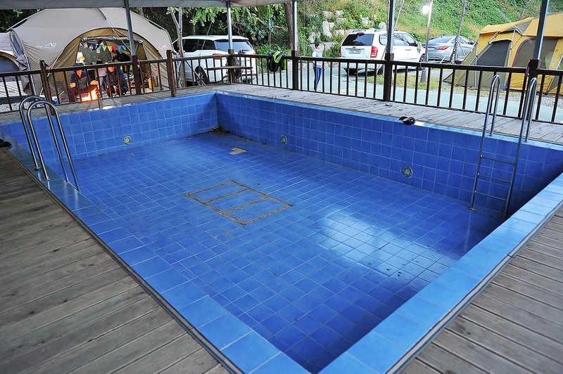 푸른바다와 캠핑 시설 사진 3