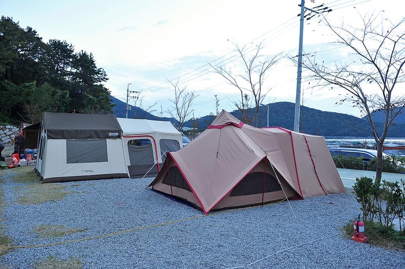 푸른바다와 캠핑 시설 사진 9