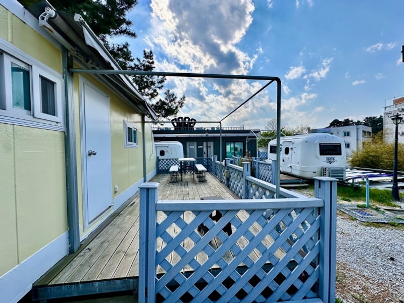 사천해변 도보1분 강릉카라반 숙소 '강릉여행 굿캠핑'