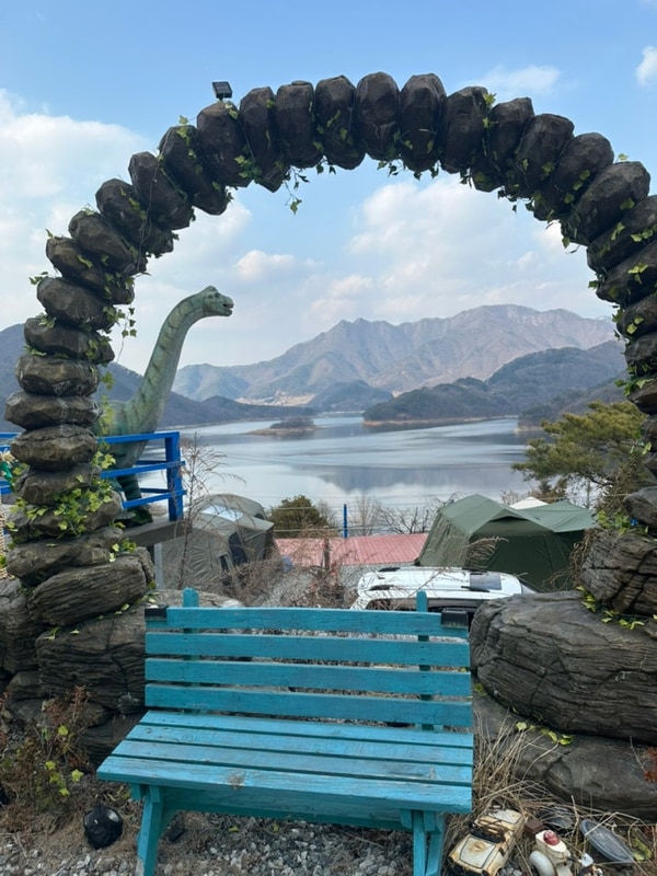 평화로운 호수뷰 노키즈 소규모 캠핑장 - 충주호더쉼캠핑장 리뷰