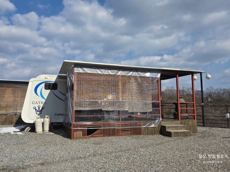 근교 캠핑장 가평숙소 청평호 근처 캠프게이트 청평 카라반&캠핑