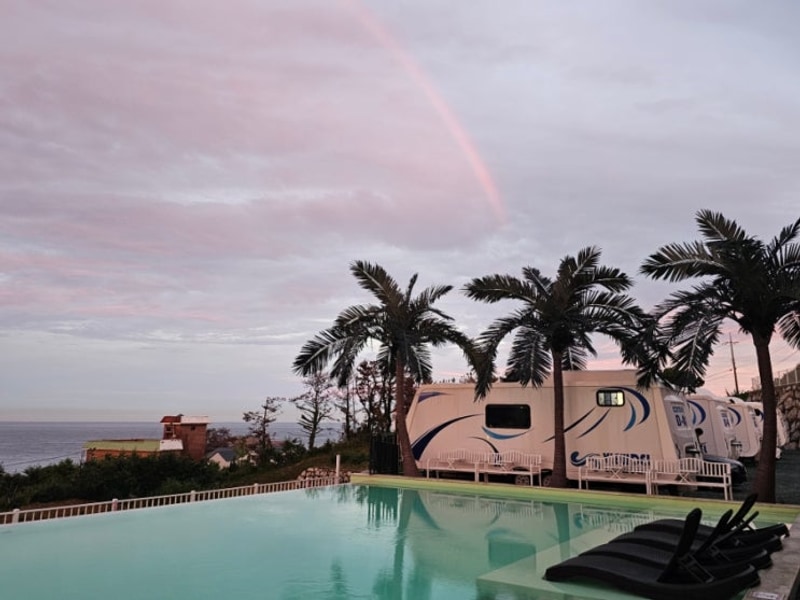 경주 오션뷰 카라반 루프탑 수영장 뷰델카라반펜션 애견동반가능