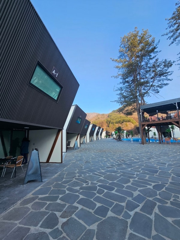 수영장과 찜질방이 있는 글램스테이 글램핑 카라반 펜션