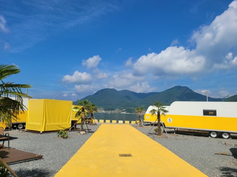 경남 남해 글램핑 캠핑장 노랑카라반 고카트 오션뷰숙소