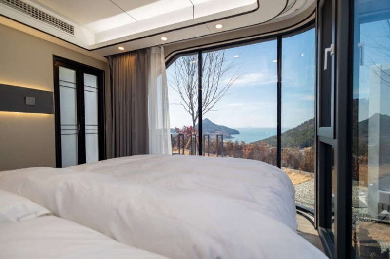 가족이 함께 즐기는 바다와 산이 보이는 우주선캠프 힐링 공간