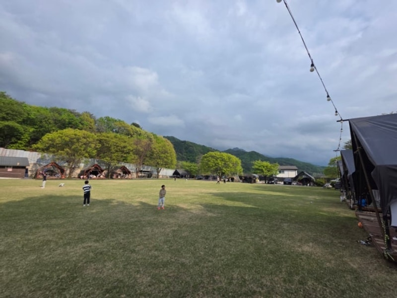 [포천 캠핑장] 어린이날 큰 운동장이 있는 넓은마당캠핑장(구...