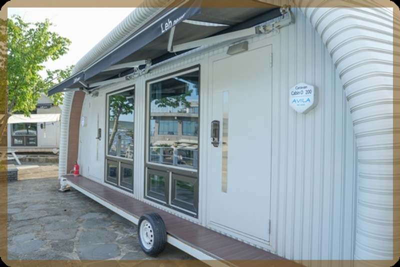 사천 아빌라 더 오아시스, 여름 수영장과 카라반의 환상적 조화