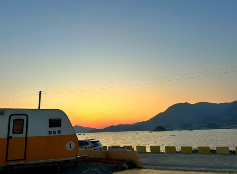 남해오션뷰 노랑카라반 글램핑장 일몰, 수많은별