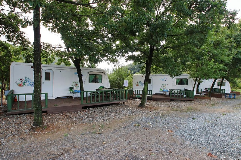 햇살아래 캠핑장 시설 사진 7