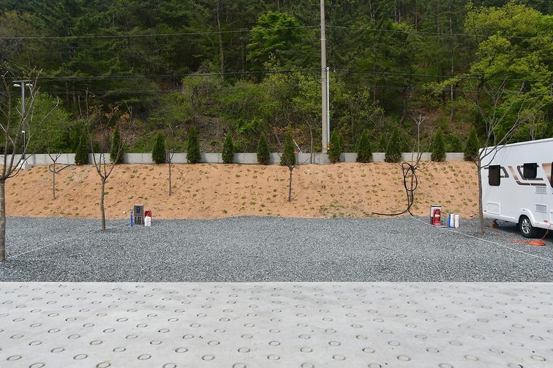 내를 건너서 숲으로 캠핑장 시설 사진 3