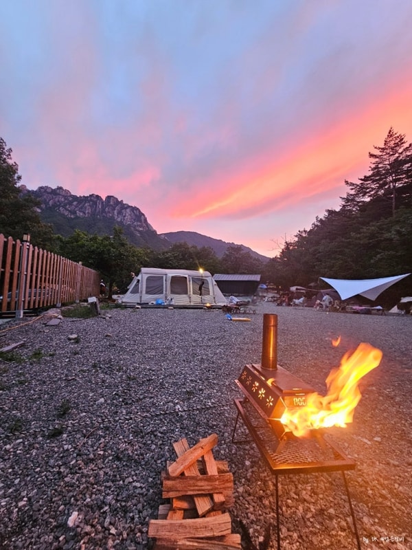 있는 고성 울산바위 뷰좋은 여름 캠핑장 캠핑느루에서 방갈로...
