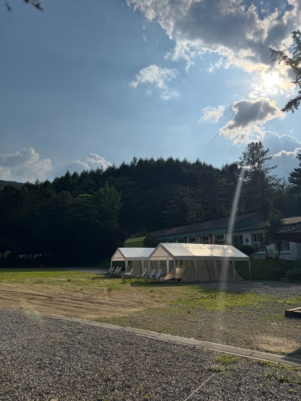 폐교를 캠핑장으로! 횡성 어게인스쿨 미니멀 캠핑 후기