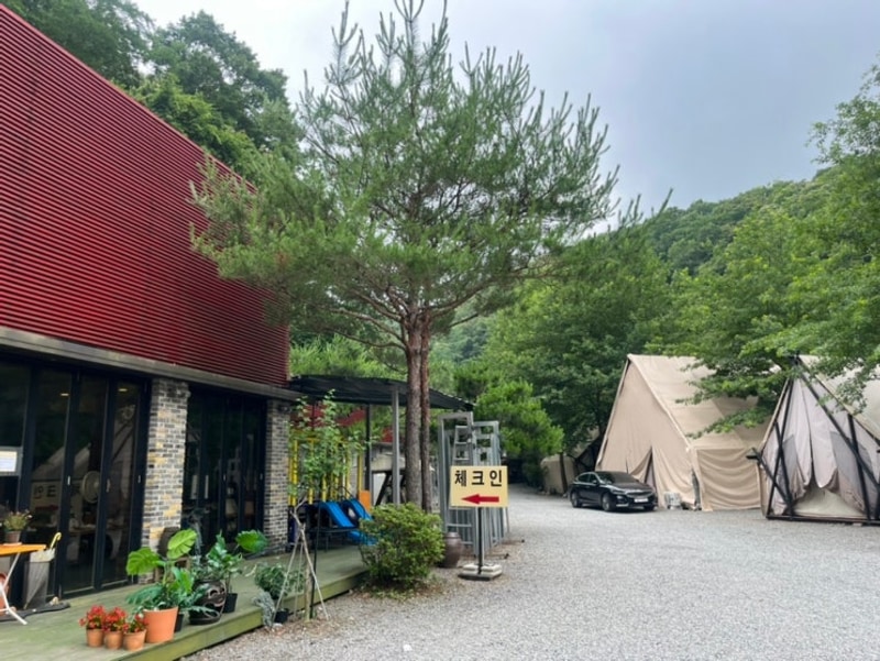 계곡 바로 앞! 수영장 있는 홍천 코코비발디글램핑,카라반...