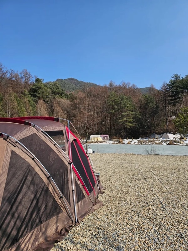 산과 호수, 도랑이 있는 평창 가야지 캠핑장, D21사이트