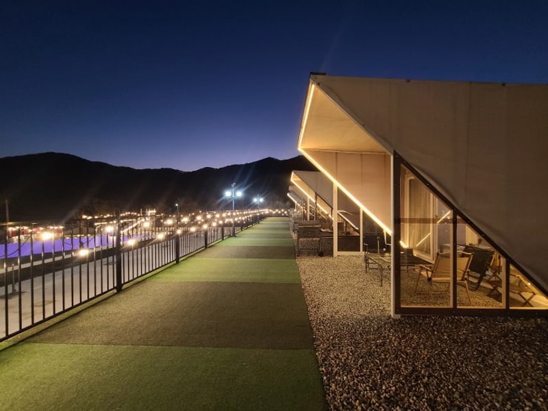 공주글램핑 히어위고글램핑&바베큐 자쿠지 수영장 저수지 전망