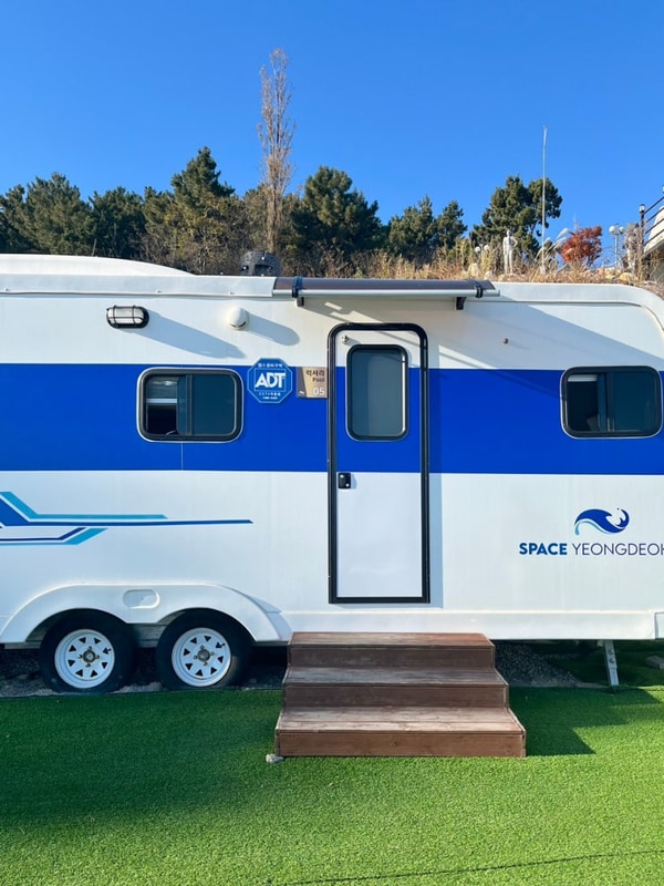 스페이스영덕 -강구항 근처 오션뷰 풀빌라 글램핑 카라반 숙소