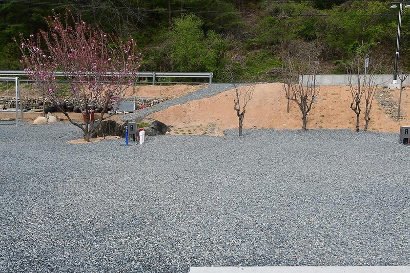 내를 건너서 숲으로 캠핑장 시설 사진 4