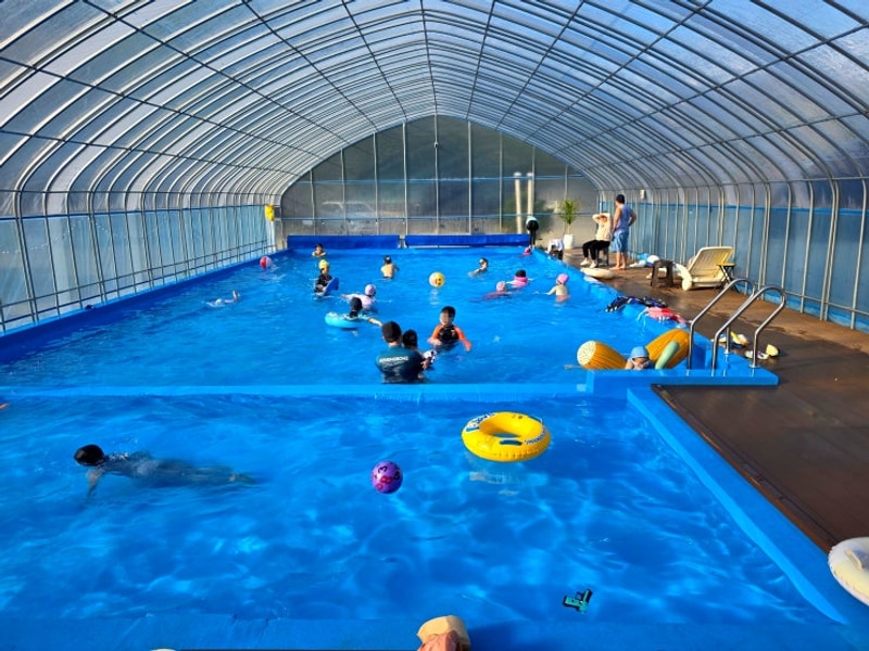 가평 물멍캠프, 온수 실내 수영장이 있는 신생 캠핑장 (2025.05)