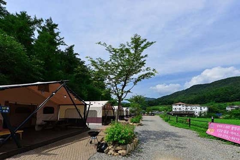 가평 계곡 뷰 끝판왕! 깨끗한 독채 글램핑