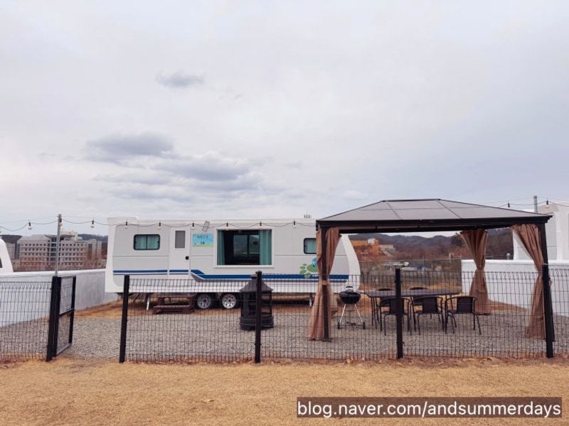 청주 캠핑장 편리한 감성 카라반 초정힐링캠핑장