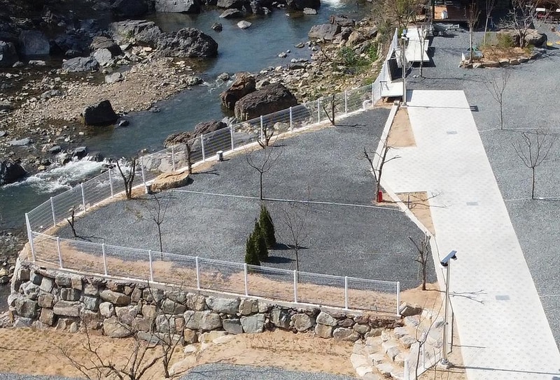 내를 건너서 숲으로 캠핑장 시설 사진 16