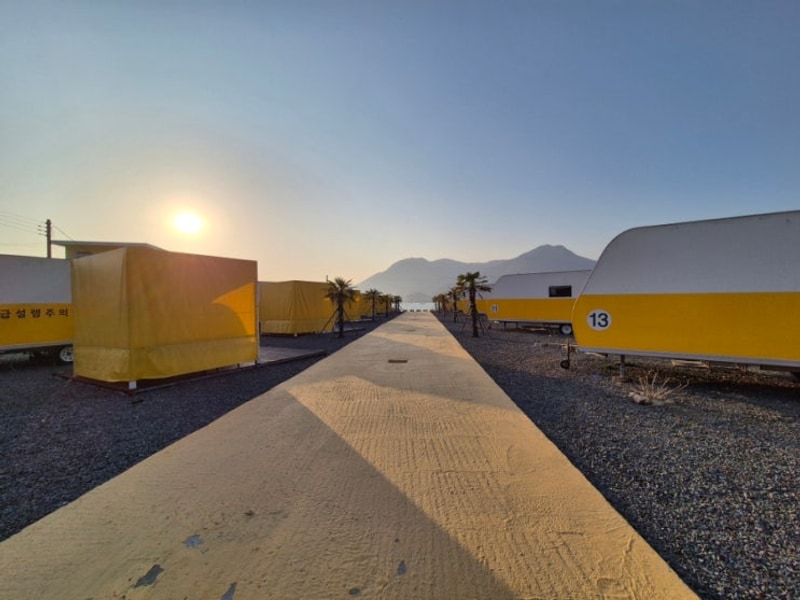 남해 캠핑장 바닷가 앞 노랑카라반