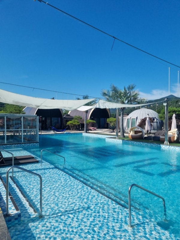 가을여행 가기 좋은 신축 온수풀 이루다글램핑