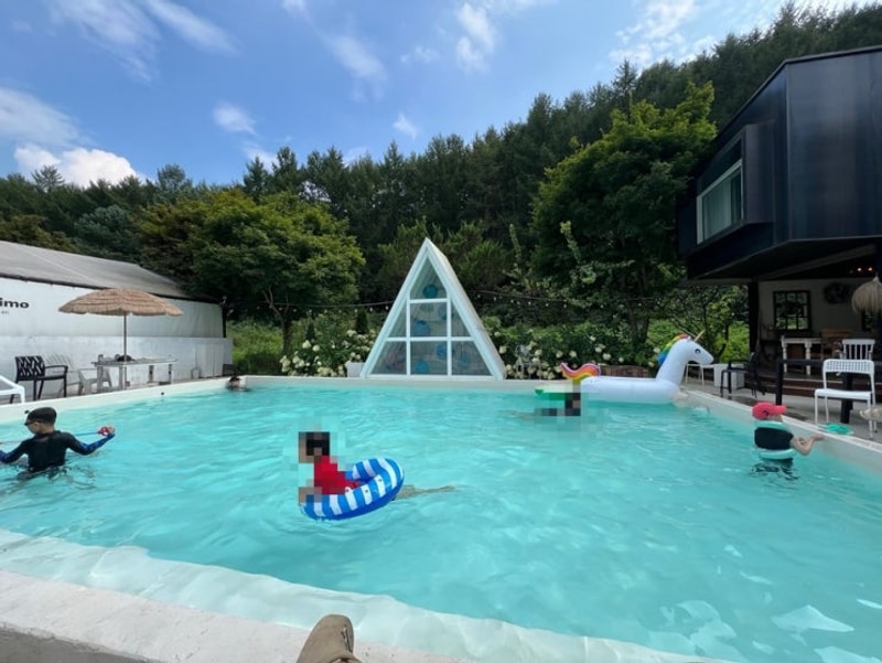 강원 횡성 클럽프리모 글램핑｜계곡·수영장·바비큐까지 가족...