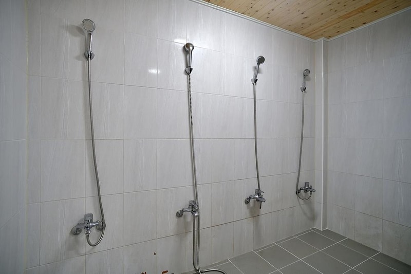 숲속 캠핑장 시설 사진 1